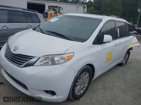 ✅ 2014 Toyota Sienna XLE • VIN: 5TDYK3DC7ES446430 • Lot: 43282138. Wystawiony na IAAI z przebiegiem 399 554 mil. Bezpłatny archiwum sprzedaży aukcyjnych z USA i szczegółowy raport historii pojazdu na DreamBid. Zdjęcie 17.