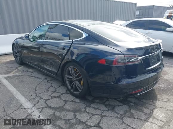 ✅ 2013 Tesla Model S • VIN: 5YJSA1DNXDFP06014 • Lot: 43763943. Wystawiony na IAAI z przebiegiem 161 183 mil. Bezpłatny archiwum sprzedaży aukcyjnych z USA i szczegółowy raport historii pojazdu na DreamBid. Zdjęcie 3.
