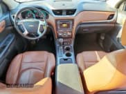 ✅ 2017 Chevrolet Traverse LT • VIN: 1GNKRHKD3HJ175515 • Lot: 82062645. Wystawiony na Copart z przebiegiem 91 559 mil. Bezpłatny archiwum sprzedaży aukcyjnych z USA i szczegółowy raport historii pojazdu na DreamBid. Zdjęcie 8.