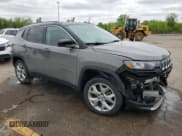 ✅ 2022 Jeep Compass Limited • VIN: 3C4NJDCBXNT135004 • Lot: 57718525. Wystawiony na Copart z przebiegiem 24 057 mil. Bezpłatny archiwum sprzedaży aukcyjnych z USA i szczegółowy raport historii pojazdu na DreamBid. Zdjęcie 4.