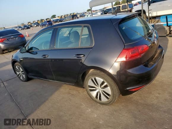 ✅ 2016 Volkswagen Golf SE • VIN: WVWKP7AU4GW913009 • Lot: 64078675. Wystawiony na Copart z przebiegiem 69 809 mil. Bezpłatny archiwum sprzedaży aukcyjnych z USA i szczegółowy raport historii pojazdu na DreamBid. Zdjęcie 2.