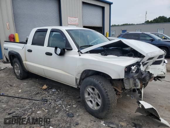 2006 Dodge Dakota SLT z VIN 1D7HW48K66S624418, wystawiony jako Copart lot #65687924 z przebiegiem Nie podano mil oraz Szkoda całkowita • Salvage title. Historia ofert i sprzedaży dostępna na DreamBid. Obrazek 4.