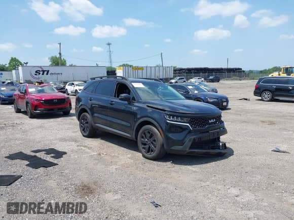 2022 Kia Sorento X-Line S z VIN 5XYRLDLC9NG149780, wystawiony jako IAAI lot #42567100 z przebiegiem 62 097 mil mil oraz . Historia ofert i sprzedaży dostępna na DreamBid. Obrazek 1.