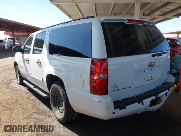 ✅ 2010 Chevrolet Suburban LS • VIN: 1GNUCHE01AR174986 • Lot: 41697401. Listed on IAAI with 333,135 mi. Free auction sales archive from the USA and detailed vehicle history report at DreamBid. Image 3.