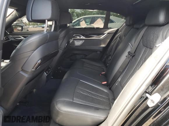 ✅ 2019 BMW 7 Series 750i xDrive • VIN: WBA7B0C54KG527501 • Lot: 56208675. Wystawiony na Copart z przebiegiem 34 471 mil. Bezpłatny archiwum sprzedaży aukcyjnych z USA i szczegółowy raport historii pojazdu na DreamBid. Zdjęcie 10.