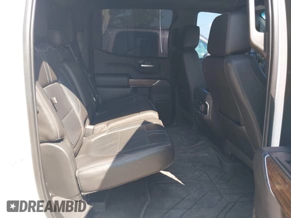 ✅ 2019 Chevrolet Silverado 1500 High Country • VIN: 3GCUYHEL4KG127750 • Lot: 43215730. Wystawiony na IAAI z przebiegiem 100 824 mil. Bezpłatny archiwum sprzedaży aukcyjnych z USA i szczegółowy raport historii pojazdu na DreamBid. Zdjęcie 8.