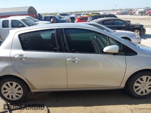 ✅ 2015 Toyota Yaris LE • VIN: VNKKTUD39FA042365 • Лот: 43520514. Опубликован ранее на IAAI с пробегом 191 125 миль. Бесплатный доступ к архиву аукционных продаж из США и подробный отчёт об истории автомобиля на DreamBid. Изображение 13.