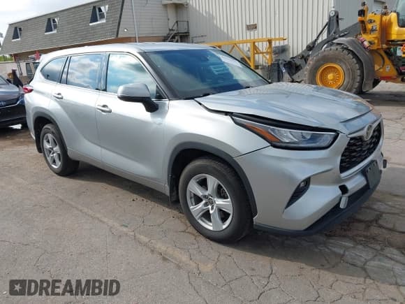 ✅ 2020 Toyota Highlander LE • VIN: 5TDBZRBH8LS511947 • Lot: 43113104. Listed on IAAI with 64,294 mi. Free auction sales archive from the USA and detailed vehicle history report at DreamBid. Image 1.