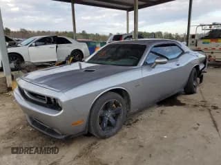 ✅ 2014 Dodge Challenger R/T Classic • VIN: 2C3CDYBT7EH137189 • Lot: 45448265. Wystawiony na Copart z przebiegiem 104 729 mil. Bezpłatny archiwum sprzedaży aukcyjnych z USA i szczegółowy raport historii pojazdu na DreamBid. Zdjęcie 1.