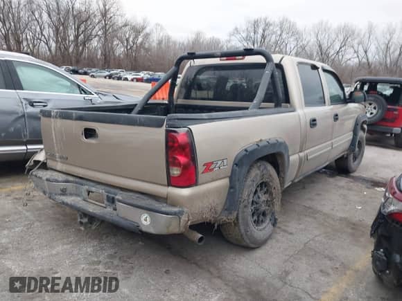 2006 Chevrolet Silverado 1500 LT1 z VIN 2GCEK13T261211113, wystawiony jako IAAI lot #41541256 z przebiegiem 241 415 mil mil oraz . Historia ofert i sprzedaży dostępna na DreamBid. Obrazek 4.