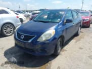 ✅ 2013 Nissan Versa S Plus • VIN: 3N1CN7AP5DL871233 • Lot: 42924072. Wystawiony na IAAI z przebiegiem 132 797 mil. Bezpłatny archiwum sprzedaży aukcyjnych z USA i szczegółowy raport historii pojazdu na DreamBid. Zdjęcie 2.