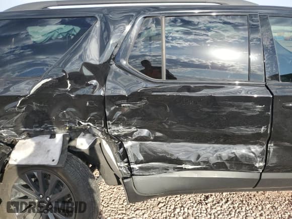 ✅ 2022 Chevrolet Traverse RS • VIN: 1GNERJKW9NJ186505 • Lot: 63348365. Wystawiony na Copart z przebiegiem 48 990 mil. Bezpłatny archiwum sprzedaży aukcyjnych z USA i szczegółowy raport historii pojazdu na DreamBid. Zdjęcie 11.