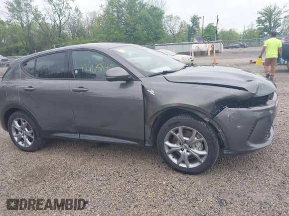 2024 Dodge Hornet R/T z VIN ZACPDFCW4R3A26752, wystawiony jako IAAI lot #42165840 z przebiegiem 26 374 mil mil oraz . Historia ofert i sprzedaży dostępna na DreamBid. Obrazek 6.