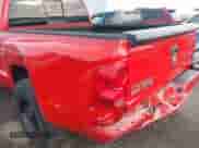 ✅ 2008 Dodge Dakota SLT • VIN: 1D7HW48N28S507657 • Lot: 43570001. Wystawiony na IAAI z przebiegiem 112 784 mil mil. Skorzystaj z bezpłatnego archiwum sprzedaży aukcyjnych z USA i zobacz szczegółowy raport historii pojazdu na DreamBid. Zdjęcie 6.