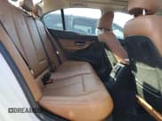 ✅ 2015 BMW 3 Series 328i xDrive • VIN: WBA3B5C55FF961479 • Lot: 90755555. Wystawiony na Copart z przebiegiem 126 824 mil. Bezpłatny archiwum sprzedaży aukcyjnych z USA i szczegółowy raport historii pojazdu na DreamBid. Zdjęcie 10.