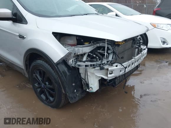 ✅ 2017 Ford Escape SE • VIN: 1FMCU0GD1HUE39735 • Lot: 41465712. Wystawiony na IAAI z przebiegiem 115 747 mil. Bezpłatny archiwum sprzedaży aukcyjnych z USA i szczegółowy raport historii pojazdu na DreamBid. Zdjęcie 19.