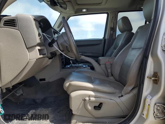 ✅ 2006 Jeep Commander • VIN: 1J8HG48N56C359625 • Lot: 60334415. Wystawiony na Copart z przebiegiem 162 035 mil. Bezpłatny archiwum sprzedaży aukcyjnych z USA i szczegółowy raport historii pojazdu na DreamBid. Zdjęcie 7.