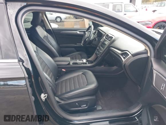 ✅ 2017 Ford Fusion SE • VIN: 3FA6P0HD1HR340577 • Lot: 43589233. Wystawiony na IAAI z przebiegiem 134 031 mil. Bezpłatny archiwum sprzedaży aukcyjnych z USA i szczegółowy raport historii pojazdu na DreamBid. Zdjęcie 5.