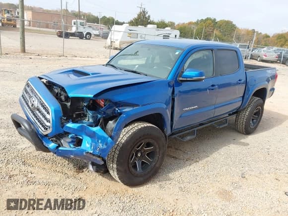 ✅ 2017 Toyota Tacoma TRD Pro • VIN: 5TFCZ5AN9HX112292 • Lot: 43617967. Listed on IAAI with 72,195 mi. Free auction sales archive from the USA and detailed vehicle history report at DreamBid. Image 17.