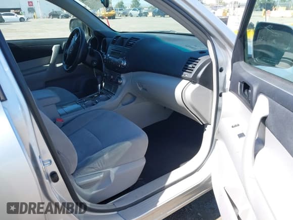 ✅ 2011 Toyota Highlander • VIN: 5TDZK3EH2BS037357 • Lot: 43295868. Listed on IAAI with 193,300 mi. Free auction sales archive from the USA and detailed vehicle history report at DreamBid. Image 5.