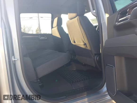 2026 Chevrolet Silverado 1500 LT z VIN 3GCUKDED5TG130130, wystawiony jako IAAI lot #43613368 z przebiegiem 3 302 mil mil oraz . Historia ofert i sprzedaży dostępna na DreamBid. Obrazek 8.