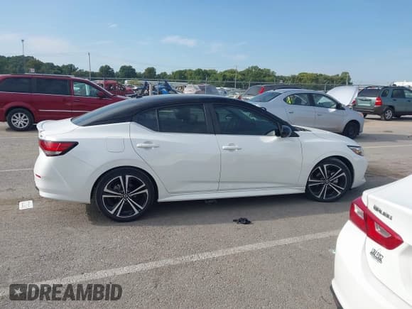 ✅ 2021 Nissan Sentra SR • VIN: 3N1AB8DV8MY223923 • Lot: 43125562. Wystawiony na IAAI z przebiegiem 14 261 mil. Bezpłatny archiwum sprzedaży aukcyjnych z USA i szczegółowy raport historii pojazdu na DreamBid. Zdjęcie 13.