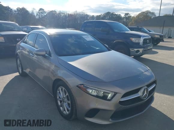 ✅ 2020 Mercedes-Benz A 220 • VIN: WDD3G4EBXLW038045 • Lot: 43895082. Wystawiony na IAAI z przebiegiem 104 897 mil. Bezpłatny archiwum sprzedaży aukcyjnych z USA i szczegółowy raport historii pojazdu na DreamBid. Zdjęcie 1.