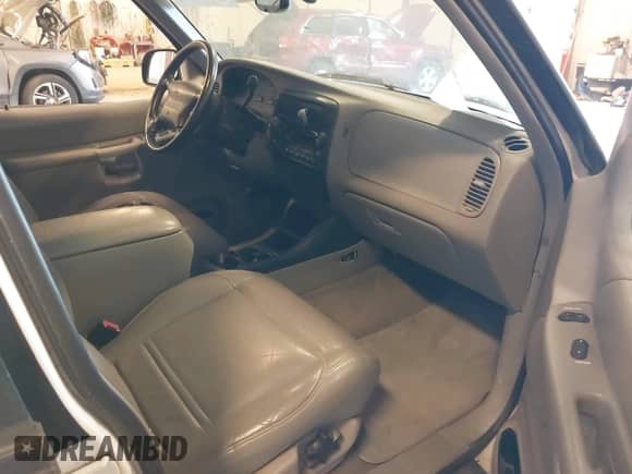 1999 Ford Explorer XLT z VIN 1FMZU34E4XUA22424, wystawiony jako IAAI lot #43571200 z przebiegiem 163 021 mil mil oraz . Historia ofert i sprzedaży dostępna na DreamBid. Obrazek 5.