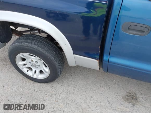 ✅ 2004 Dodge Dakota SLT • VIN: 1D7HG48NX4S585546 • Lot: 41836690. Wystawiony na IAAI z przebiegiem 191 735 mil. Bezpłatny archiwum sprzedaży aukcyjnych z USA i szczegółowy raport historii pojazdu na DreamBid. Zdjęcie 6.