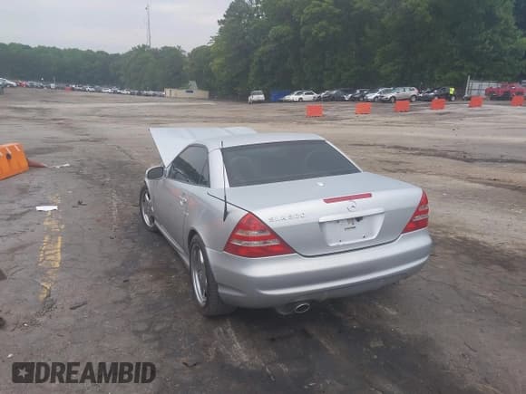 ✅ 2001 Mercedes-Benz SLK 230/320 • VIN: WDBKK65F71F221501 • Lot: 42282368. Listed on IAAI with 123,692 mi. Free auction sales archive from the USA and detailed vehicle history report at DreamBid. Image 3.