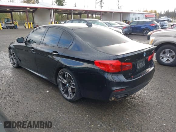 ✅ 2018 BMW 5 Series M550i xDrive • VIN: WBAJB9C59JB035262 • Lot: 43635064. Wystawiony na IAAI z przebiegiem 108 290 mil. Bezpłatny archiwum sprzedaży aukcyjnych z USA i szczegółowy raport historii pojazdu na DreamBid. Zdjęcie 3.