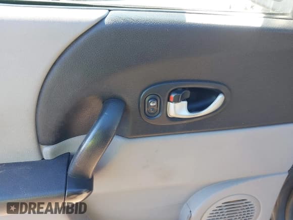 ✅ 2004 Saturn VUE V6 • VIN: 5GZCZ53414S842093 • Lot: 41632823. Wystawiony na IAAI z przebiegiem 131 605 mil. Bezpłatny archiwum sprzedaży aukcyjnych z USA i szczegółowy raport historii pojazdu na DreamBid. Zdjęcie 14.