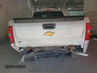 2013 Chevrolet Silverado 1500 LTZ z VIN 1GCRKTE75DZ264423, wystawiony jako Copart lot #84403155 z przebiegiem 81 379 mil mil oraz Szkoda całkowita • Salvage title. Historia ofert i sprzedaży dostępna na DreamBid. Obrazek 6.