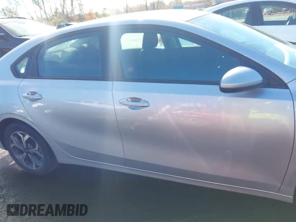 ✅ 2020 Kia Forte LXS • VIN: 3KPF24ADXLE176174 • Lot: 43510285. Wystawiony na IAAI z przebiegiem 9 896 mil. Bezpłatny archiwum sprzedaży aukcyjnych z USA i szczegółowy raport historii pojazdu na DreamBid. Zdjęcie 14.