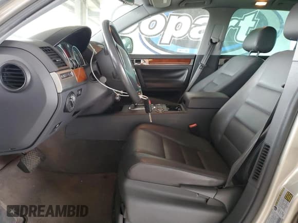 ✅ 2004 Volkswagen Touareg • VIN: WVGBC77L14D076166 • Lot: 71922465. Wystawiony na Copart z przebiegiem 121 281 mil. Bezpłatny archiwum sprzedaży aukcyjnych z USA i szczegółowy raport historii pojazdu na DreamBid. Zdjęcie 7.