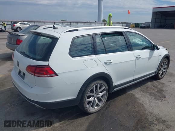 ✅ 2019 Volkswagen Golf S • VIN: 3VWH17AUXKM517653 • Lot: 43159650. Wystawiony na IAAI z przebiegiem 80 980 mil. Bezpłatny archiwum sprzedaży aukcyjnych z USA i szczegółowy raport historii pojazdu na DreamBid. Zdjęcie 4.