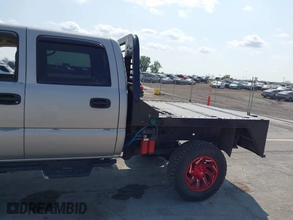 ✅ 2005 Chevrolet Silverado 2500HD Work Truck • VIN: 1GCHK23235F803038 • Lot: 43192366. Wystawiony na IAAI z przebiegiem 266 626 mil. Bezpłatny archiwum sprzedaży aukcyjnych z USA i szczegółowy raport historii pojazdu na DreamBid. Zdjęcie 19.