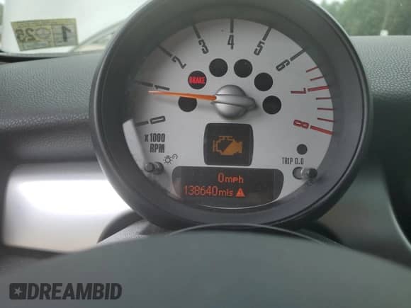 2011 MINI Hardtop S with VIN WMWSV3C5XBTY21172, listed as a Copart auction lot 61987915 with 138,640 mi miles and Salvage title. Bid and sale history available at DreamBid. Image 9.