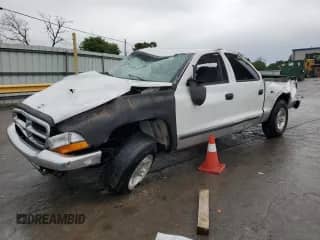 2000 Dodge Dakota Sport z VIN 1B7GL2AX7YS640249, wystawiony jako Copart lot #55989395 z przebiegiem Nie podano mil oraz Nie do naprawy • Non repairable. Historia ofert i sprzedaży dostępna na DreamBid. Obrazek 1.