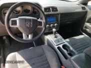 ✅ 2014 Dodge Challenger SXT • VIN: 2C3CDYAG1EH289960 • Lot: 46384814. Wystawiony na Copart z przebiegiem 85 978 mil. Bezpłatny archiwum sprzedaży aukcyjnych z USA i szczegółowy raport historii pojazdu na DreamBid. Zdjęcie 8.