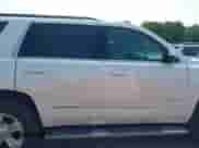 2019 Chevrolet Tahoe LT z VIN 1GNSKBKC5KR153517, wystawiony jako IAAI lot #42390642 z przebiegiem 52 034 mil mil oraz . Historia ofert i sprzedaży dostępna na DreamBid. Obrazek 13.