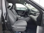 ✅ 2022 Toyota Highlander L • VIN: 5TDCZRAH5NS117041 • Lot: 42829998. Wystawiony na IAAI z przebiegiem 53 347 mil. Bezpłatny archiwum sprzedaży aukcyjnych z USA i szczegółowy raport historii pojazdu na DreamBid. Zdjęcie 5.