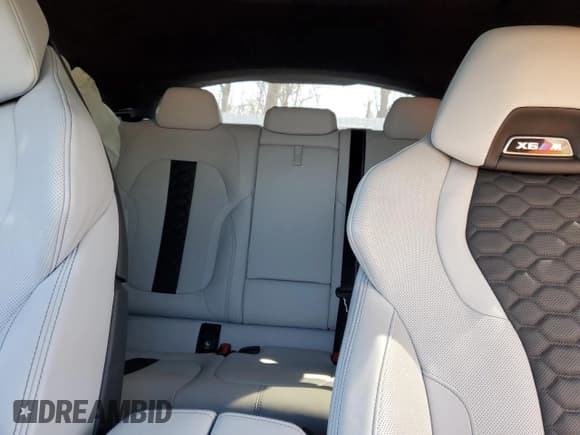 ✅ 2022 BMW X6 M • VIN: 5YMCY0C08N9M70787 • Lot: 45865613. Wystawiony na Copart z przebiegiem 8 433 mil. Bezpłatny archiwum sprzedaży aukcyjnych z USA i szczegółowy raport historii pojazdu na DreamBid. Zdjęcie 10.