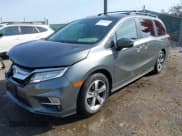 ✅ 2018 Honda Odyssey Touring • VIN: 5FNRL6H85JB044090 • Lot: 43648114. Wystawiony na IAAI z przebiegiem 153 287 mil. Bezpłatny archiwum sprzedaży aukcyjnych z USA i szczegółowy raport historii pojazdu na DreamBid. Zdjęcie 2.