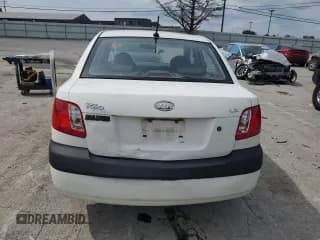 ✅ 2009 Kia Rio LX • VIN: KNADE223996526222 • Lot: 69976484. Wystawiony na Copart z przebiegiem 318 702 mil. Bezpłatny archiwum sprzedaży aukcyjnych z USA i szczegółowy raport historii pojazdu na DreamBid. Zdjęcie 6.