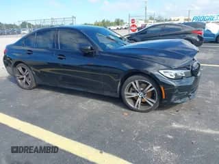 2020 BMW 3 Series 330i z VIN 3MW5R1J03L8B13416, wystawiony jako IAAI lot #43323003 z przebiegiem 52 942 mil mil oraz . Historia ofert i sprzedaży dostępna na DreamBid. Obrazek 1.