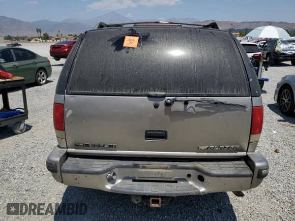 1999 Chevrolet Blazer LS z VIN 1GNDT13W4X2176778, wystawiony jako Copart lot #61965294 z przebiegiem 196 511 mil mil oraz Szkoda całkowita • Salvage title. Historia ofert i sprzedaży dostępna na DreamBid. Obrazek 6.