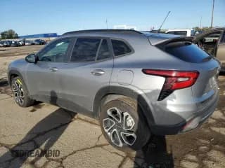 ✅ 2025 Chevrolet Trax 2RS • VIN: KL77LJEPXSC036519 • Лот: 82345395. Опубликован ранее на Copart с пробегом 10 048 миль. Бесплатный доступ к архиву аукционных продаж из США и подробный отчёт об истории автомобиля на DreamBid. Изображение 2.