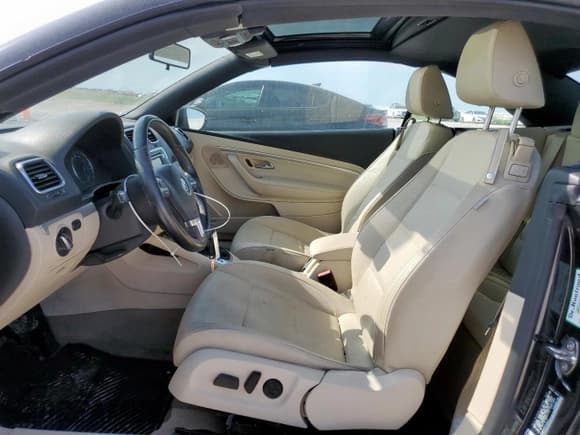 ✅ 2015 Volkswagen Eos Komfort • VIN: WVWBW8AH7FV000311 • Lot: 56960625. Wystawiony na Copart z przebiegiem 63 975 mil. Bezpłatny archiwum sprzedaży aukcyjnych z USA i szczegółowy raport historii pojazdu na DreamBid. Zdjęcie 7.