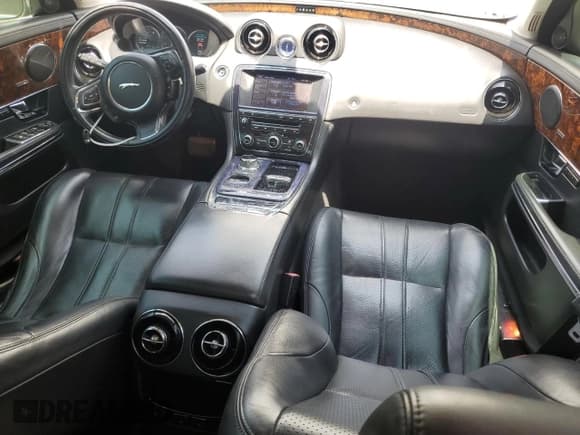 ✅ 2013 Jaguar XJ • VIN: SAJWA1C75D8V40541 • Lot: 62592345. Wystawiony na Copart z przebiegiem 70 159 mil. Bezpłatny archiwum sprzedaży aukcyjnych z USA i szczegółowy raport historii pojazdu na DreamBid. Zdjęcie 8.